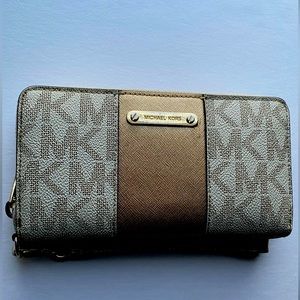 Michael Kors zipper wallet